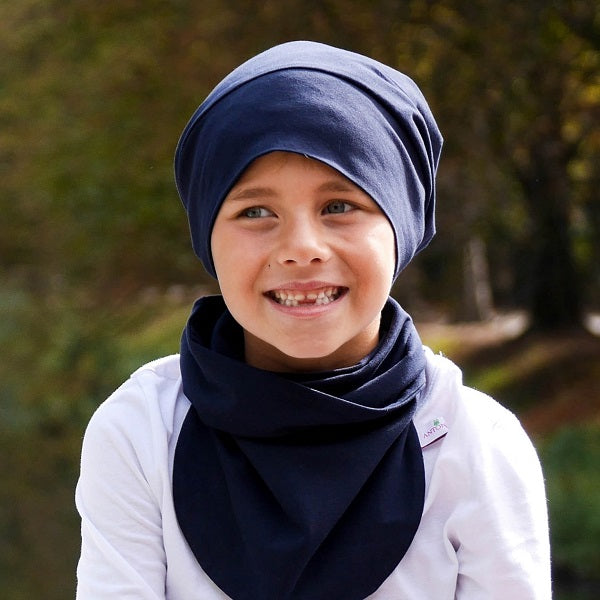 Junge mit dunkelblauem Schal für Jungs | Anton & Sophie