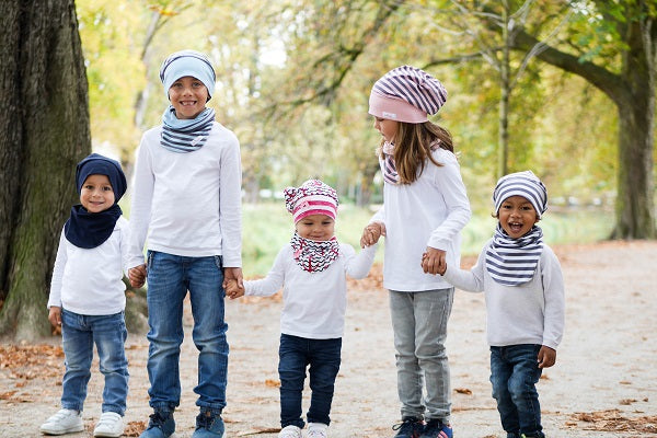 Kinder mit Mützen und Schals für Herbst / Frühling | by Anton & Sophie
