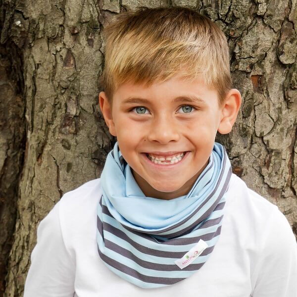 Junge trägt hellblau-grau-gestreiften Schal für Jungs | Anton & Sophie