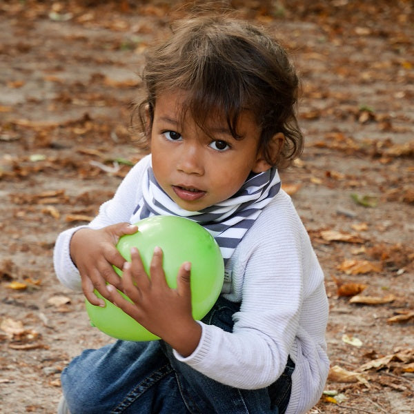 Junge mit grau weiß gestreiftem Schal für Jungs für Herbst / Frühling | by Anton & Sophie