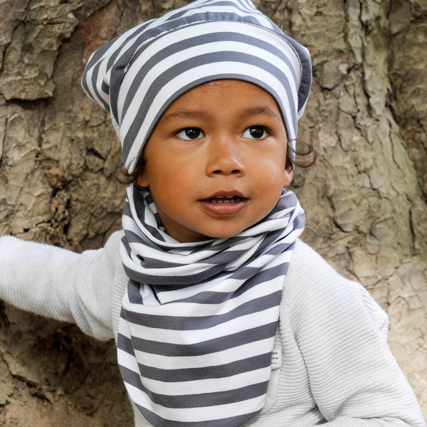 Junge mit grau weiß gestreiftem Schal und Mütze für Jungs für Herbst / Frühling | by Anton & Sophie