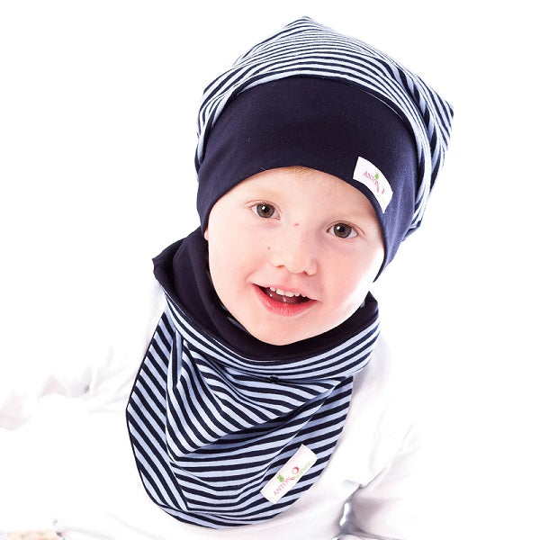 Junge trägt hellblau-dunkelblau gestreifte Mütze und Schal für Jungs | Anton & Sophie
