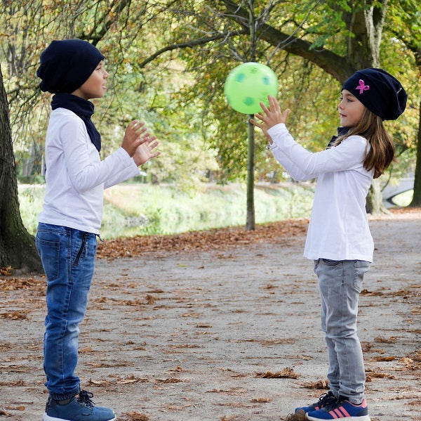 Kinder mit dunkelblauer Mütze und Schal für Herbst und Frühling | Anton & Sophie
