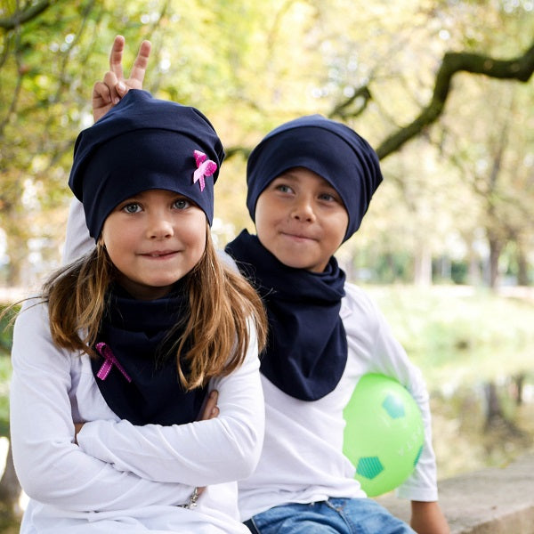 Kinder tragen dunkelblaue Mützen und Schals von Anton & Sophie