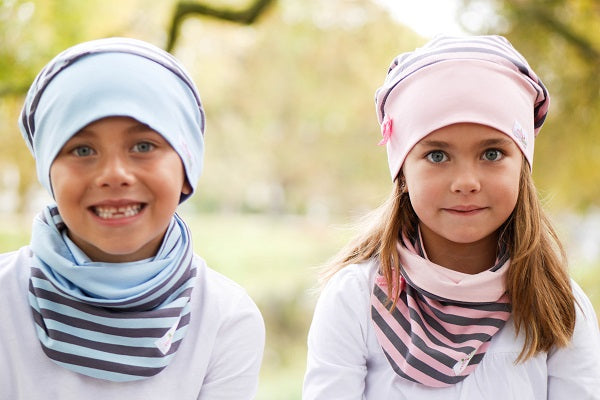 Kinder tragen Mützen und Schals von Anton & Sophie