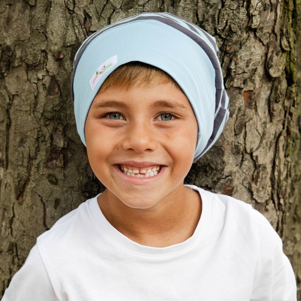 Junge trägt hellblau-weiß gestreifte Mütze für Jungs | by Anton & Sophie