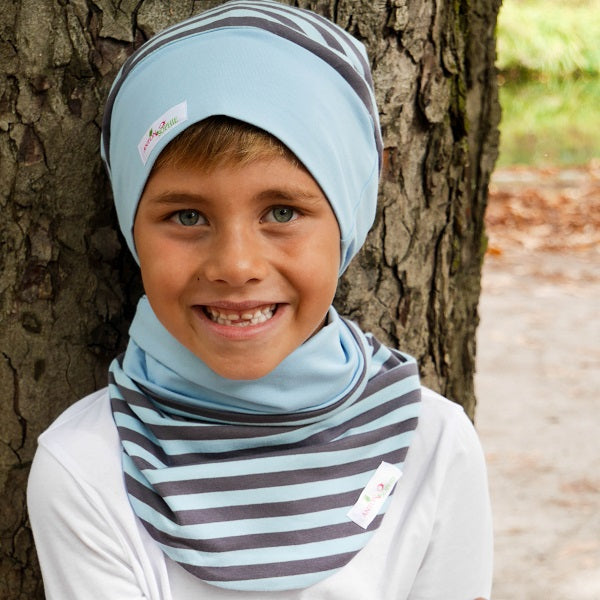 Junge trägt hellblau-weiß gestreifte Mütze und Schal für Jungs | by Anton & Sophie