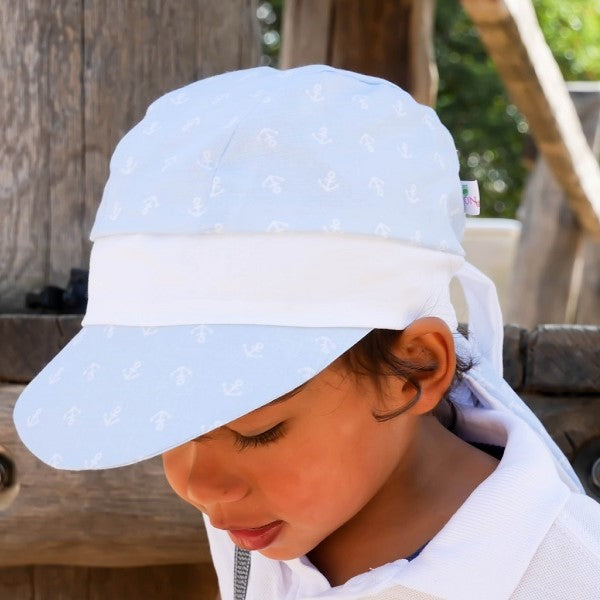Junge trägt blaue Sommerkappe mit Nackenschutz für Jungen | by Anton & Sophie