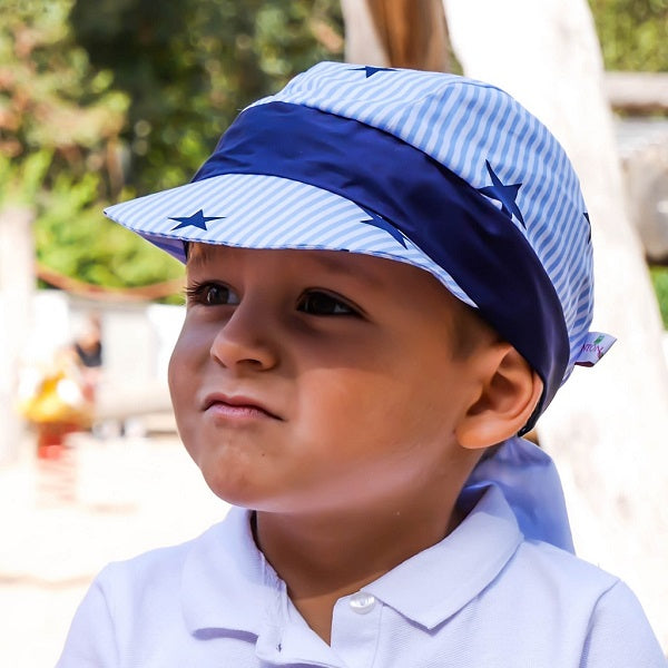 Junge trägt blau gestreifte Sommerkappe mit Nackenschutz für Jungen | by Anton & Sophie